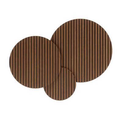 Três bases redondas com riscas verticais castanhas e pretas sobre fundo branco