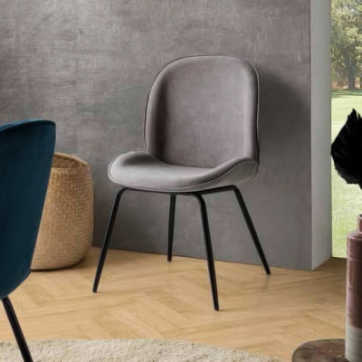 Cadeira cinzenta de tecido com pernas pretas num ambiente interior moderno