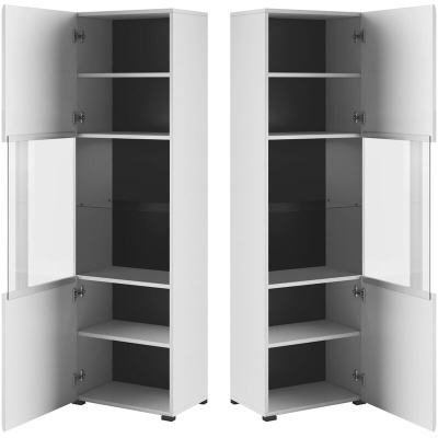 Dois armários altos brancos com portas em madeira e vidro, prateleiras internas cinzentas