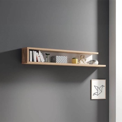 Prateleira de madeira clara com livros, caixa decorativa, planta e objeto '&' numa parede cinza escuro