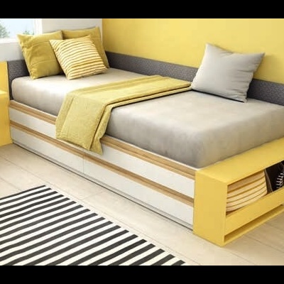 Cama solteiro moderna com gavetas brancas e laterais amarelas, colchão cinza e almofadas