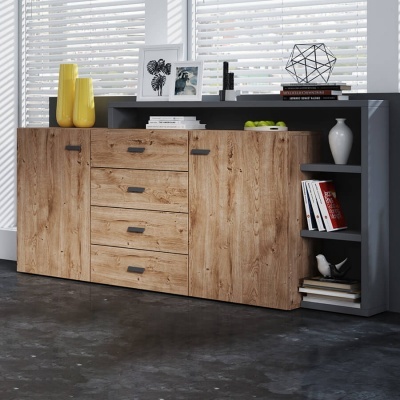 Aparador em madeira clara com prateleiras cinza e decoração em ambiente interior