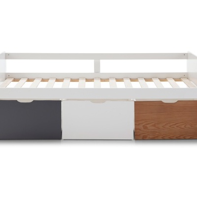 Cama individual branca com três gavetas coloridas em madeira