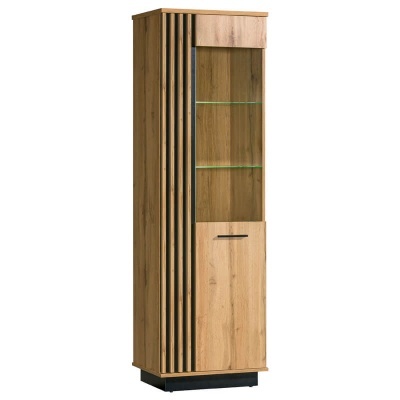 Estante alta em madeira clara com prateleiras de vidro e detalhes verticais escuros