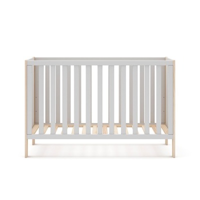 Berço de bebé em madeira clara e branco com ripas verticais