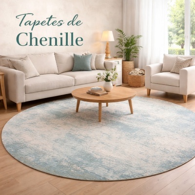 Tapete redondo azul claro e bege numa sala de estar com sofá creme e mesa de madeira