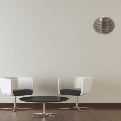 Cadeiras modernas brancas com assentos pretos, mesa de centro oval preta e luminária esférica suspensa