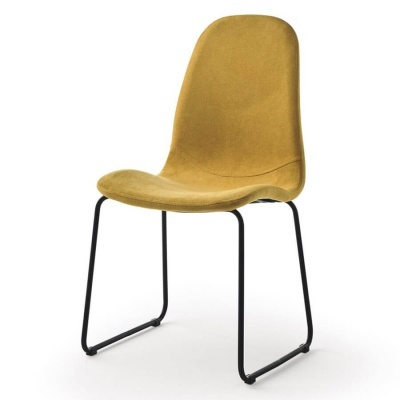 Cadeira amarela mostarda com pernas metálicas pretas