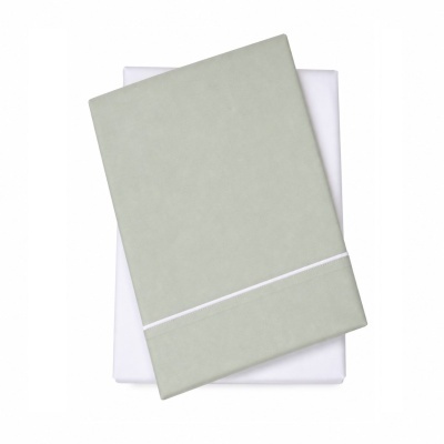 Conjunto de lençóis branco e verde claro com barra branca