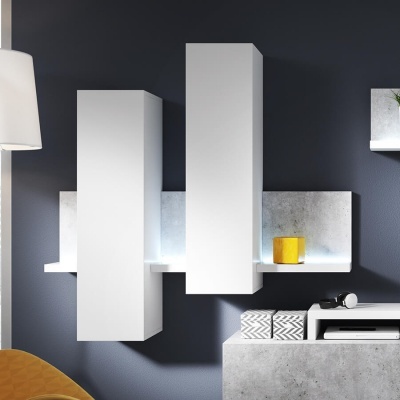 Móveis de parede brancos em ambiente cinza com decoração amarela e branca