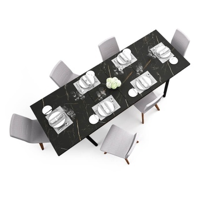 Mesa de jantar preta com seis cadeiras cinza e arranjo de flores brancas