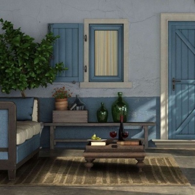 Espaço exterior com mobiliário em madeira e elementos decorativos, porta e janela azuis