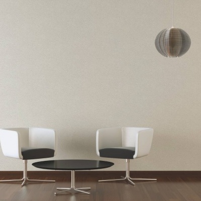 Dois cadeirões brancos com assentos pretos e mesa de centro preta numa sala minimalista