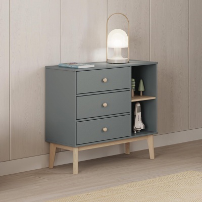 Cômoda cinzenta com três gavetas e prateleira aberta em madeira clara