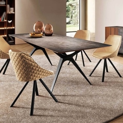 Mesa de jantar retangular cinza com cadeiras estofadas bege em tapete cinza claro