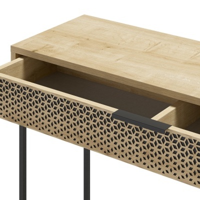 Mesa de madeira clara com gaveta decorada e pernas de metal preto