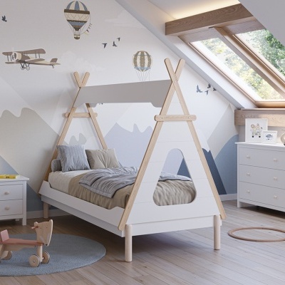 Quarto infantil com cama tenda branca e decoração de montanhas na parede