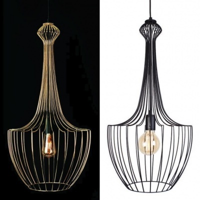 Lâmpadas pendentes de arame dourada e preta com lâmpadas visíveis