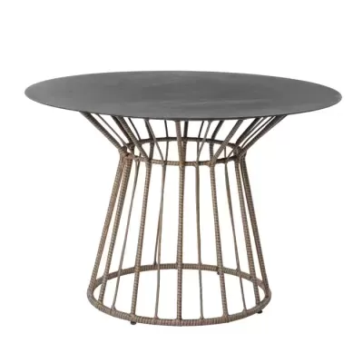 Mesa redonda com tampo preto e base em estrutura metálica com corda castanha