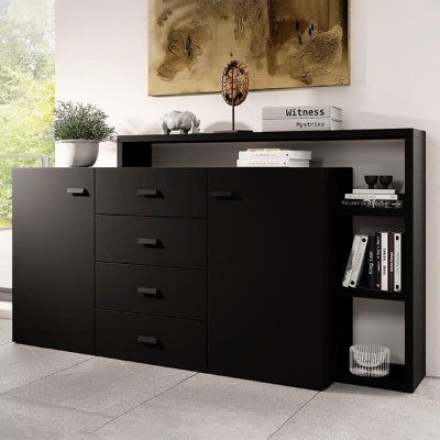 Aparador preto em madeira com gavetas, portas e prateleiras decorado com livros e vasos