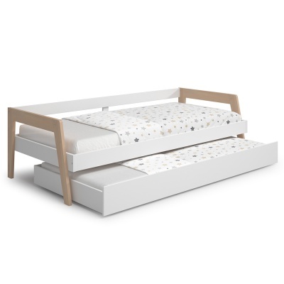 Cama dupla com colchões e lençóis com padrão de estrelas