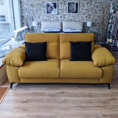 sofá amarelo com duas almofadas pretas na sala moderna