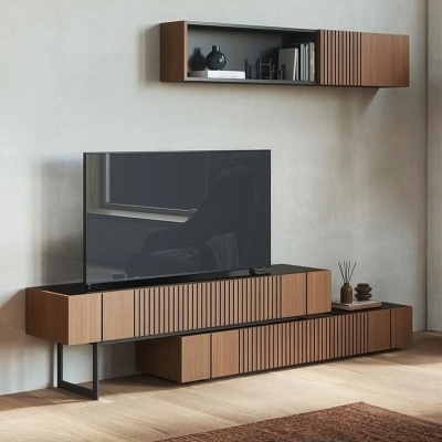 Móvel para sala em madeira com padrão ripado e prateleira suspensa com livros e objetos decorativos pretos