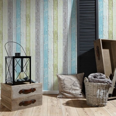 Decoração rústica com lanternas, caixas de madeira, almofada, cesta e manta num ambiente interior