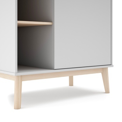 Móvel cinzento com pernas em madeira clara e prateleira interior