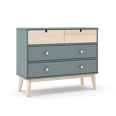 Cômoda azul cinzento e madeira clara com quatro gavetas e pés inclinados