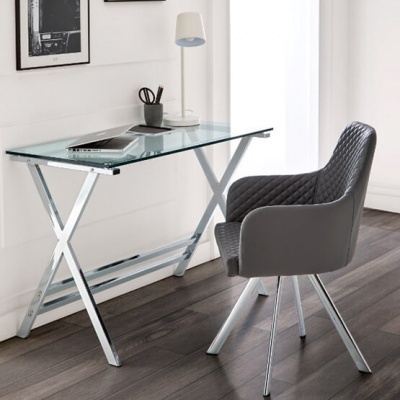 Secretária de vidro com estrutura metálica prateada e cadeira cinza acolchoada com pernas metálicas
