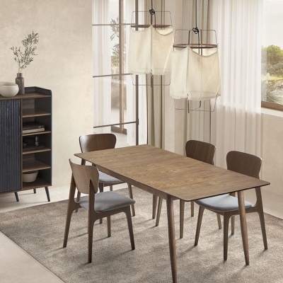 Conjunto de sala de jantar com mesa e cadeiras em madeira castanha, estante preta e candeeiros suspensos em ambiente claro