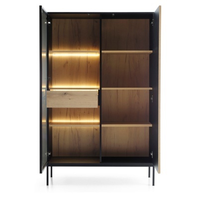 Armário moderno em madeira clara e preta com iluminação embutida
