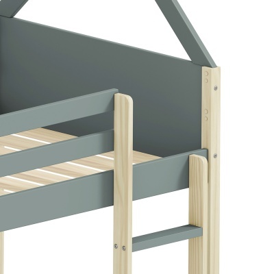 Estrutura de cama infantil em madeira clara e cinza azulado com escada integrada