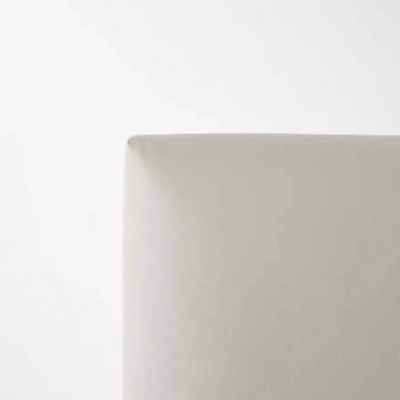 Canto de colchão ou almofada cinza clara com costura visível