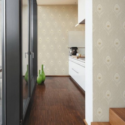 espaço interior com escadas de madeira, papel de parede bege com padrão, chão em madeira escura e varanda com mesa e cadeiras brancas