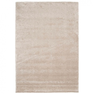 Tapete retangular bege claro de pêlo alto sobre fundo branco