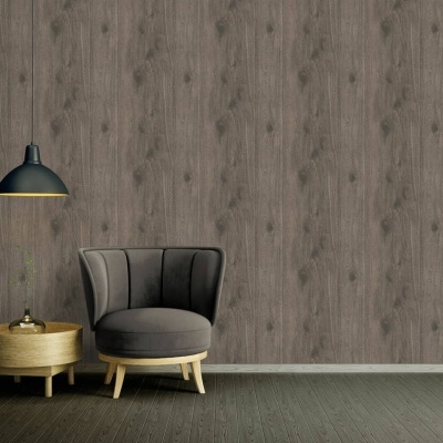 Cadeira cinza, mesa de madeira, candeeiro preto e parede castanha