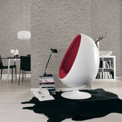 cadeira oval branca com interior vermelho em ambiente interior moderno