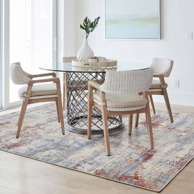 Conjunto de sala de jantar com mesa de vidro e cadeiras de madeira com estofado bege