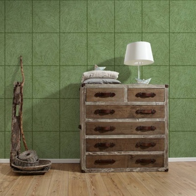 Cómoda rústica de madeira com almofadas e lâmpada, ao lado decoração em madeira, parede verde e piso de madeira