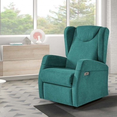 Poltrona reclinável verde azulada numa sala moderna com chão cinzento e móvel de madeira