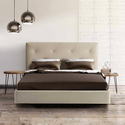 Cama estofada bege com roupa de cama castanha, mesas de cabeceira em madeira e candeeiros suspensos metálicos prateados