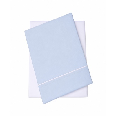 Lençóis azul claro e branco dobrados
