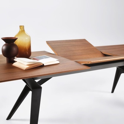 Mesa extensível de madeira com vasos decorativos e livros