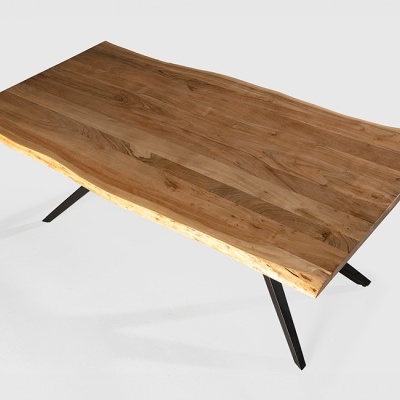 Mesa de madeira retangular com pernas pretas