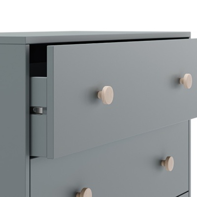 Móvel cinza com gavetas e puxadores de madeira clara