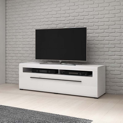 Móvel de televisão branco com televisão preta e aparelho eletrónico, parede de tijolos cinzentos e chão claro.