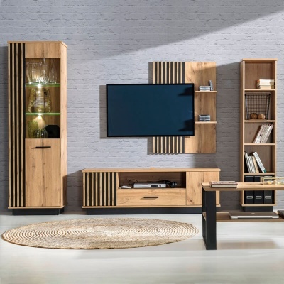 Conjunto de móveis de sala em madeira clara com detalhes pretos, estante com vidro iluminada, suporte para TV, móvel para eletrônicos, estante para livros, mesa com pernas pretas e tapete redondo