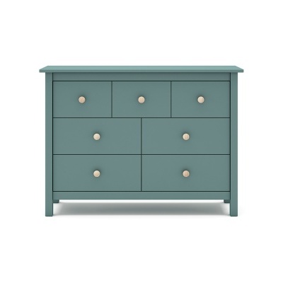 Cômoda verde água com sete gavetas e puxadores redondos